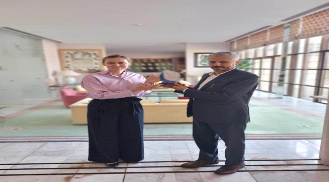 الشيخ حمود المخلافي يلتقي السفيرة الفرنسية بمسقط ويناقشان الأزمة الإنسانية في اليمن