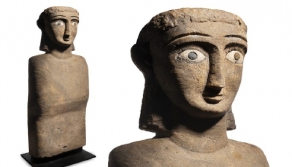 آثار اليمن المنهوبة... تمثال أنثى من اليمن القديم بيع في مزاد عالمي بموناكو
