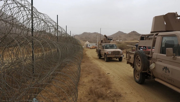 وكالة أمريكية... السعودية تمضي قدما في بناء السياج الأمني بطول 900 كيلو متر لإغلاق حدودها مع اليمن
