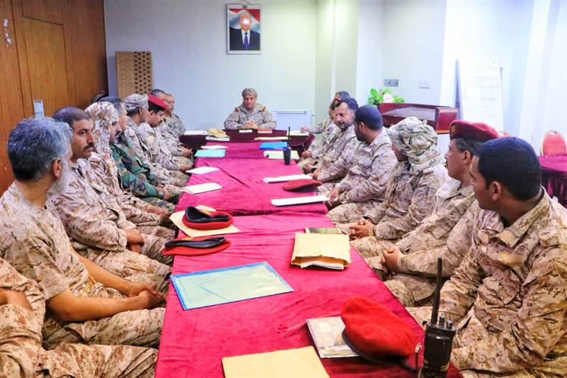 قائد المنطقة العسكرية الثالثة يعقد اجتماعا بقادة الوحدات والمحاور العسكرية بالمنطقة