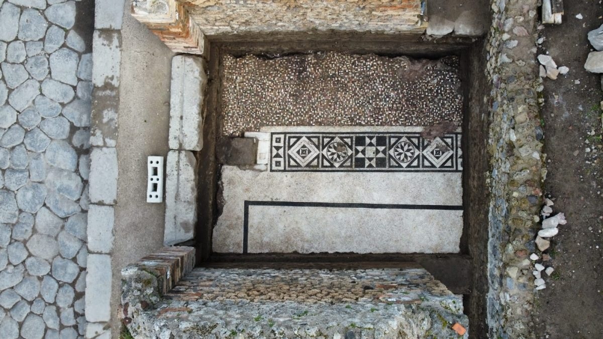 العثور على أرضيات فسيفسائية تصور أضرار زلزال 62 بعد الميلاد في بومبى