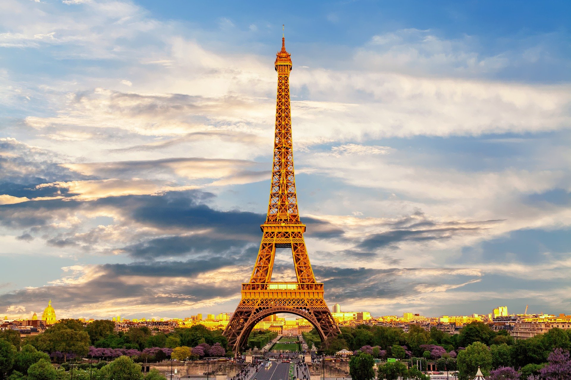 افتتح برج إيفل في باريس 
