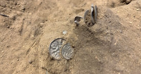 اكتشاف كنز من العملات المعدنية والمجوهرات بالدنمارك عمره 1000 عام 