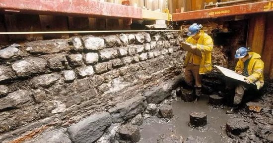 علماء الآثار يكتشفون جدارًا رومانيًا عمره 2000 عام في لندن