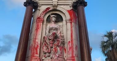 تشويه النصب التذكاري للملكة فيكتوريا في ملبورن بأستراليا بالطلاء الأحمر 