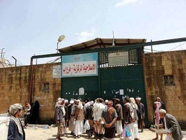 ميليشيا الحوثي تعتدي على نزلاء السجن المركزي في إب