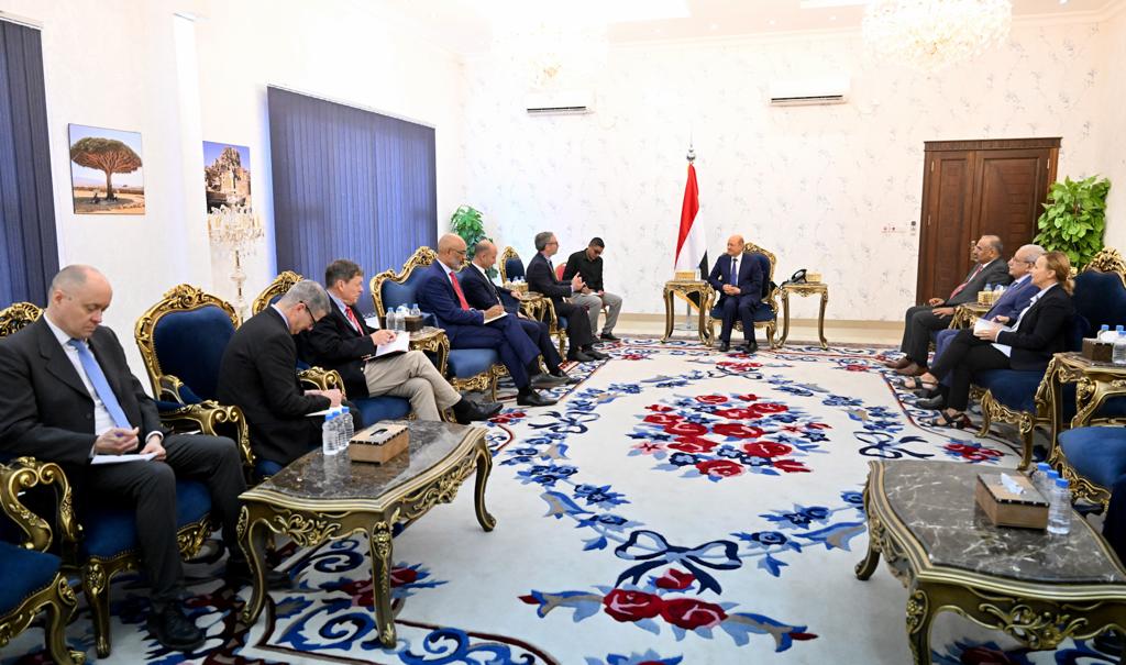 رئيس مجلس القيادة الرئاسي يدعو لمزيد من الضغوط الأوروبية على ميليشيا الحوثي للجنوح إلى السلام
