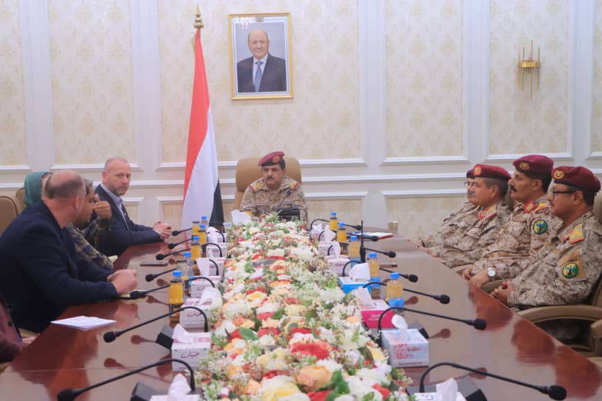 وزير الدفاع يستعرض مع وفد أمني بريطاني تهديدات ميليشيا الحوثي للممر الملاحة الدولية