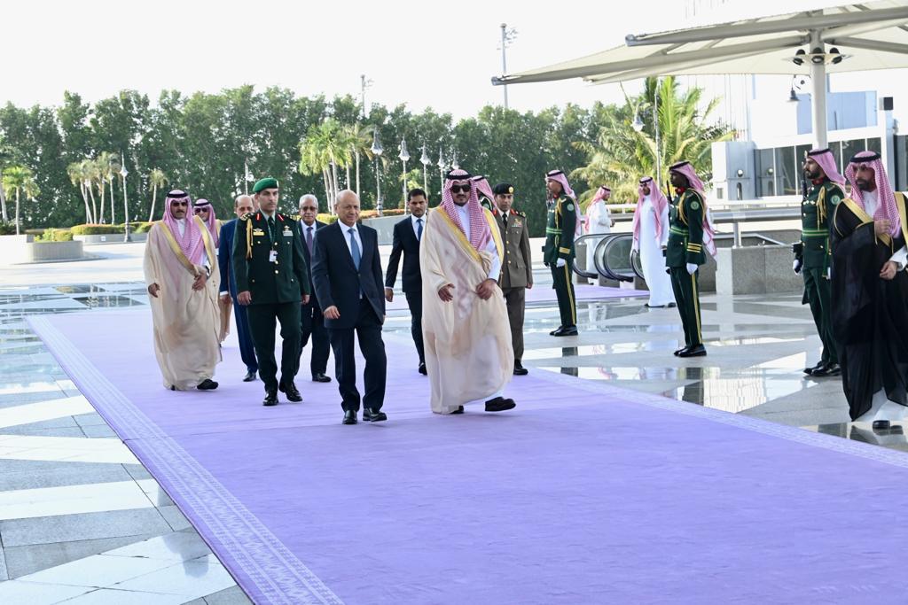 رئيس مجلس القيادة يصل جدة للمشاركة في أعمال مؤتمر القمة العربية