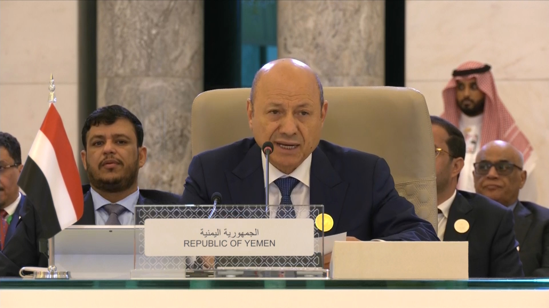 رئيس مجلس القيادة يدعو إلى تحرك عربي جماعي لوقف الانتهاكات الحوثية ودعم الجهود الحكومية لإنعاش الاقتصاد