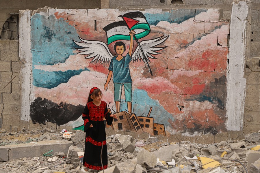 معرض فني في غزة يعكس معاناة الأطفال من انتهاكات الاحتلال الإسرائيلي 