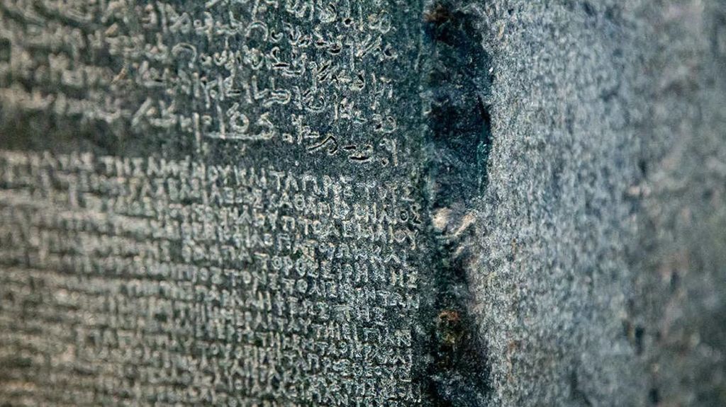 الإغريقي والديموطيقي والهيروغليفي.. ما السبب وراء وجود 3 نصوص على حجر رشيد؟ 