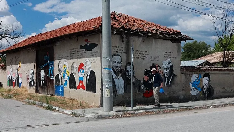 قرية الحوائط الفنية.. الجداريات تغزو قرية بلغارية وتحولها لمتحف مفتوح 