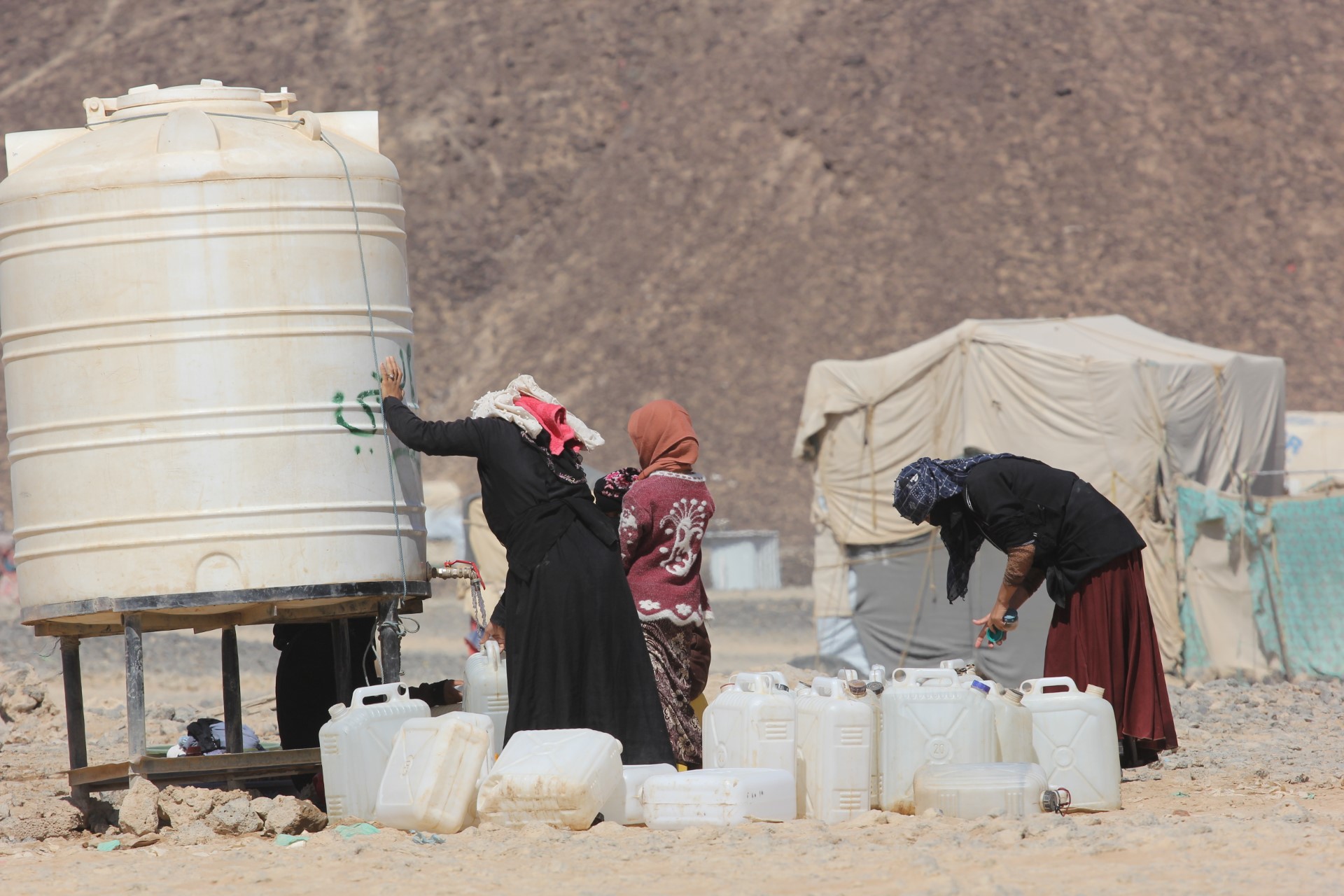 تقرير يرصد معاناة النازحين باليمن .. وابتكار برنامج الغذاء العالمي لسياسة تصنيف الجوع من 