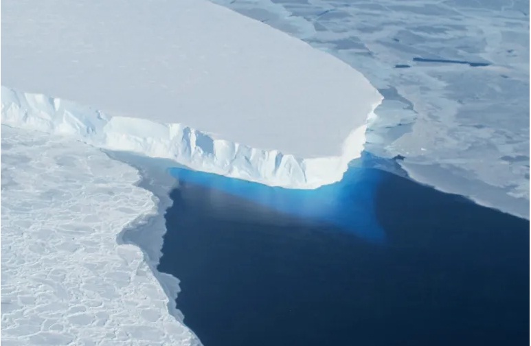 أخطر قطعة جليد في الكوكب.. ماذا يحدث لو ذاب نهر ثوايتس تماما؟