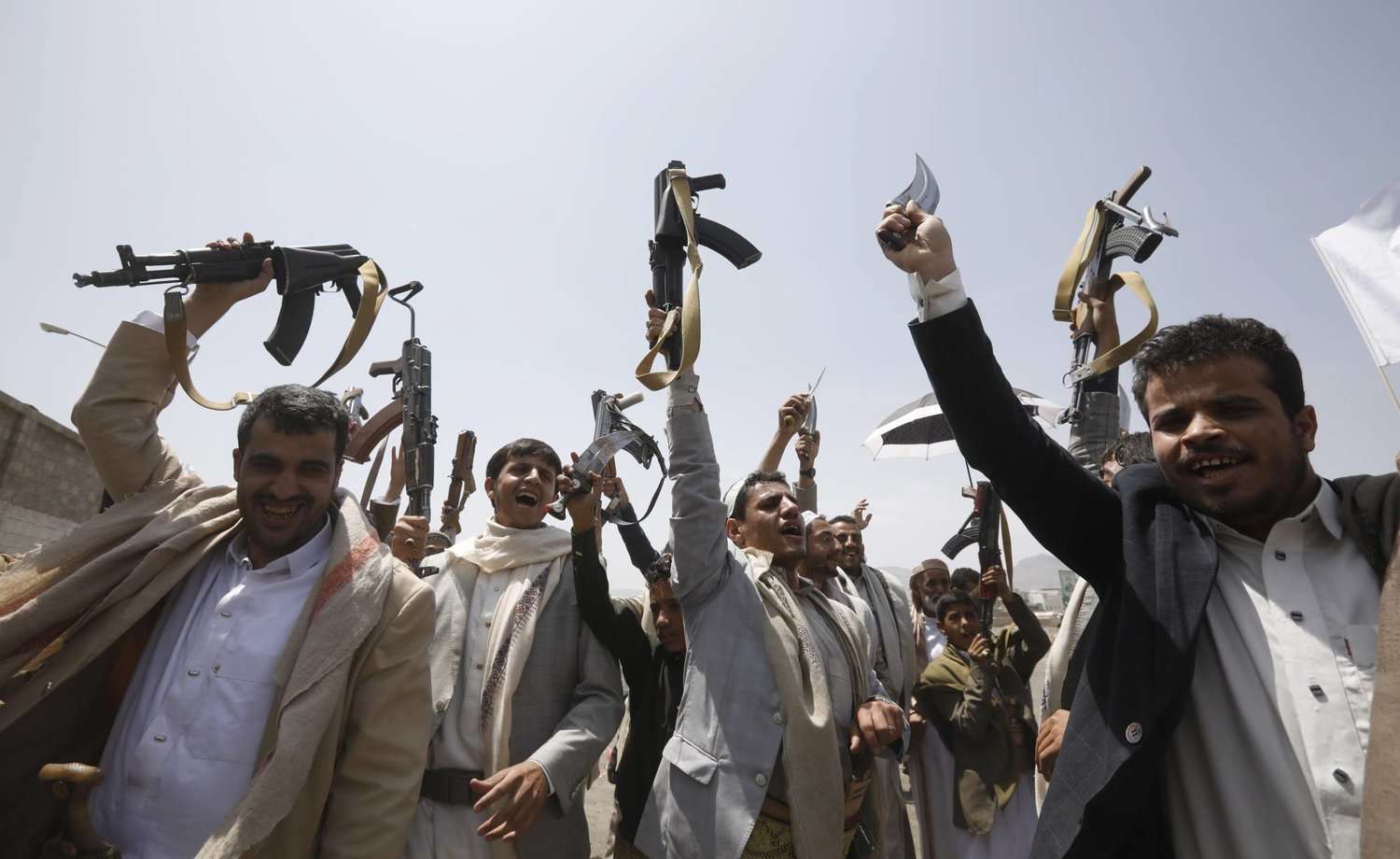 ميليشيا الحوثي تخضع عشرات الضباط السابقين في الجيش اليمني لدورة تعبئة طائفية بصنعاء 