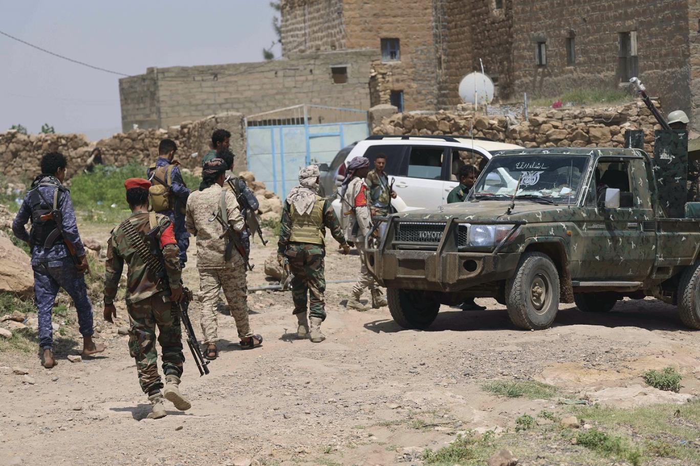 مقتل 5 جنود وإصابة آخرين أثناء هجوم على أحد معاقل تنظيم القاعدة بأبين