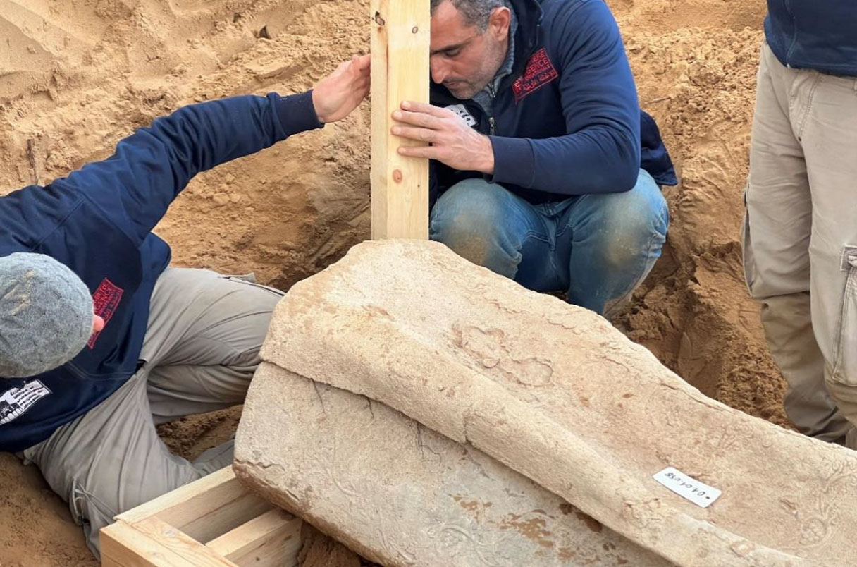 التنقيب بمقبرة رومانية يكشف توابيت منحوتة بصور العنب والدلافين في غزة 