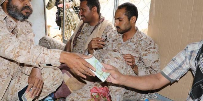بمبرر شروط المنحة السعودية.. وزارة المالية تماطل في صرف مرتبات الجيش