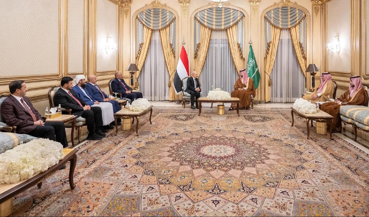  رئيس وأعضاء مجلس القيادة الرئاسي يلتقون وزير الدفاع السعودي