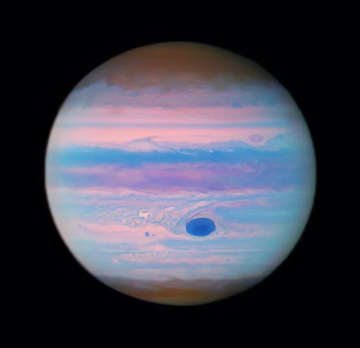 تلسكوب هابل يلتقط صورة مذهلة بالأشعة فوق البنفسجية لكوكب المشتري 
