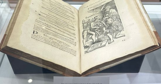 نسخة أصلية لكتاب الجراحة لـ أبو القاسم الزهراوي عمرها 488 عامًا في معرض الشارقة الدولي للكتاب 2023