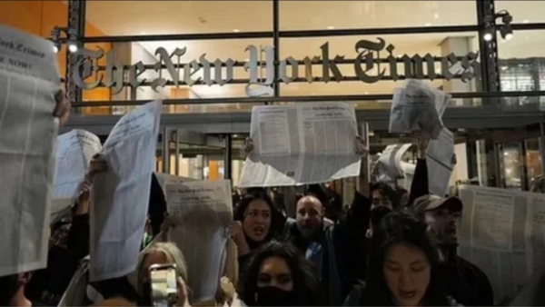 محتجون يقتحمون صحيفة 