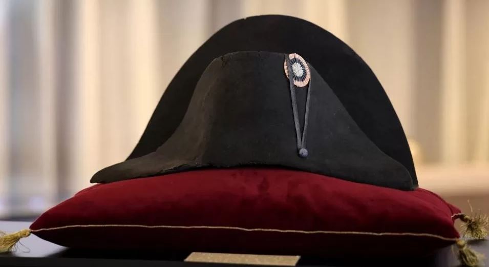تعود لعام 1815.. عرض قبعة نابليون بونابرت ومجموعة تذكارات للبيع في مزاد بباريس 
