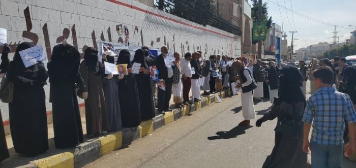 نادي المعلمين ينظم وقف احتجاجية في صنعاء
