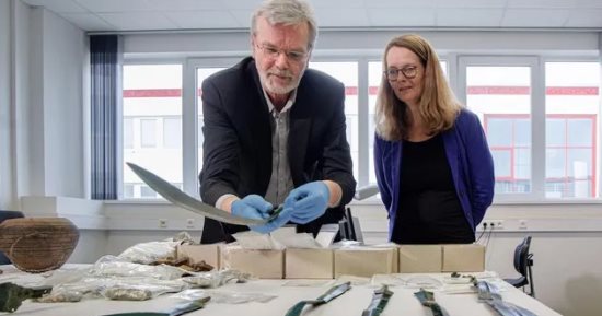 اكتشاف 6 آلاف عملة من العصور الوسطى و7 سيوف من العصر البرونزي بألمانيا 
