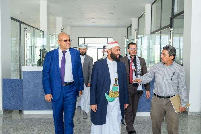 وزير الأوقاف ومحافظ تعز يزوران مطار المخا الدولي
