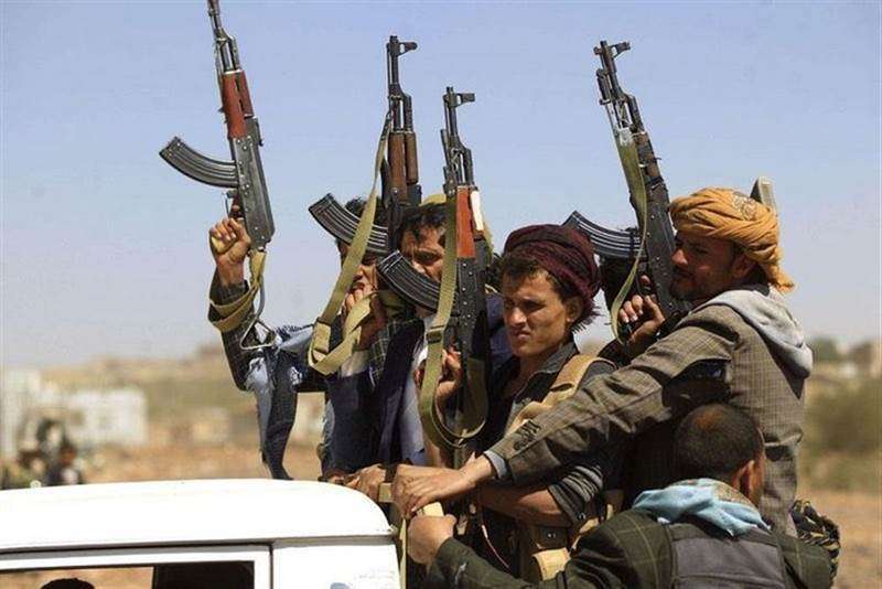 مسلح من ميليشيا الحوثي يقتل ويصيب 5 من زملائه في أحد مواقع الميليشيات بالبيضاء