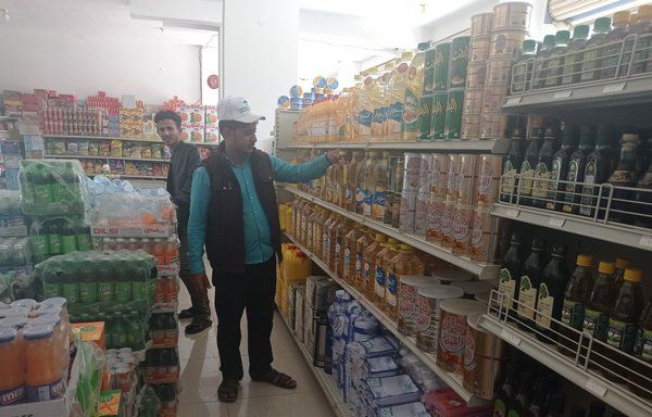 ميليشيا الحوثي تغرق الأسواق المحلية بالبضائع الإيرانية