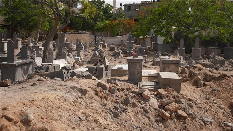 ماذا يقول القانون الدولي الإنساني عن جريمة انتهاك إسرائيل حرمة مقابر غزة؟