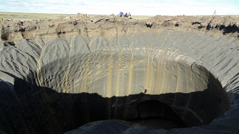 تفسير الحفر العملاقة الغامضة في سيبيريا!