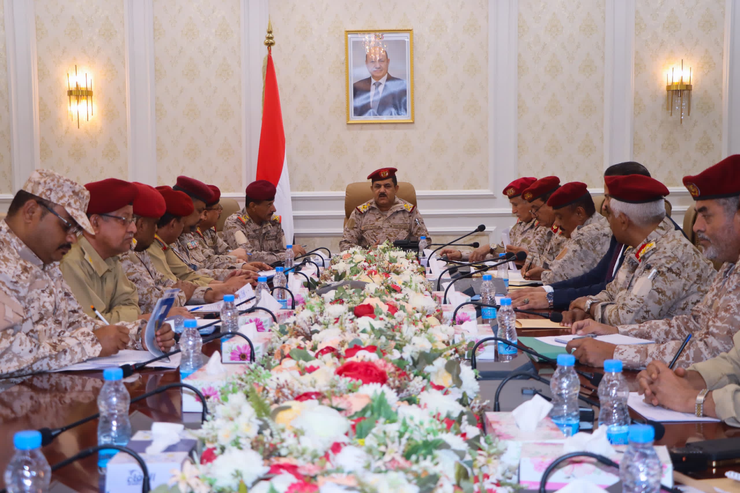 عدن.. وزير الدفاع يجتمع بلجنة إعداد موازنة الوزارة للعام 2024 