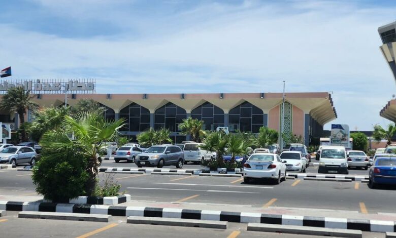 إيقاف ثلاثة أجانب بتهمة استخدام إقامات مزورة في مطار عدن