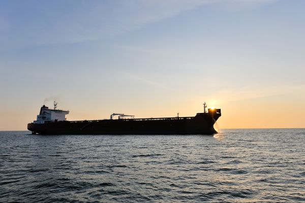 شركة النفط الكويتية تقرر إيقاف مرور ناقلاتها في البحر الأحمر