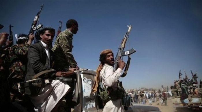 بسبب عدم التزامهم بالدورات الثقافية.. ميليشيا الحوثي تعتقل عشرات العائدين من المحافظات المحررة