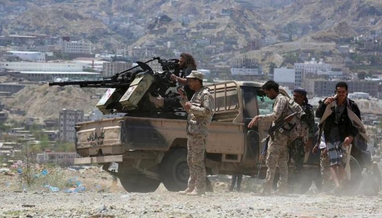 قوات الجيش تستهدف تحصينات حوثية جديدة في تعز