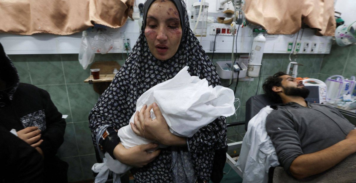 وول ستريت جورنال: في غياب الرعاية نساء غزّة يلِدن في الخيام والحمّامات العامة