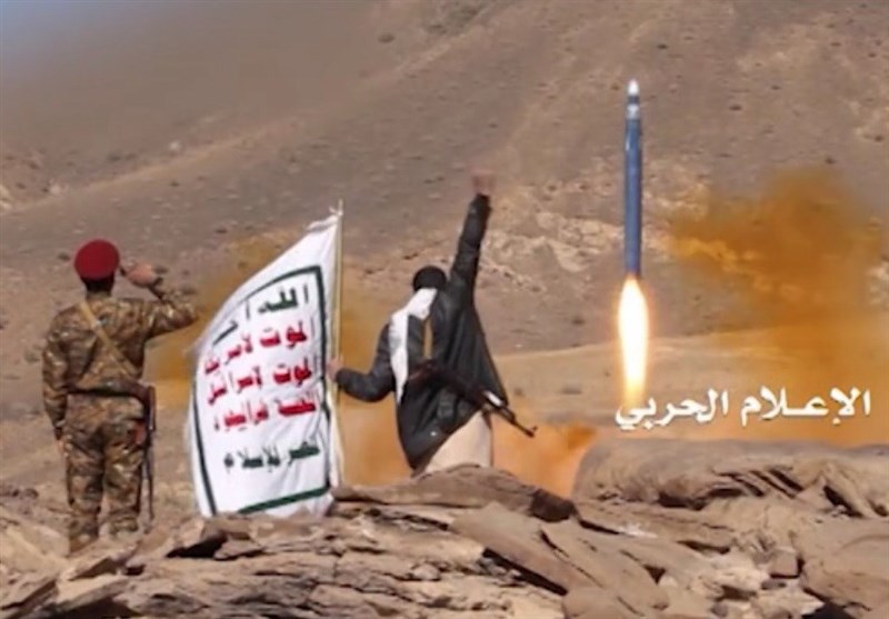 ميليشيا الحوثي تطلق صاروخين من أحد معسكراتها الواقعة في إب