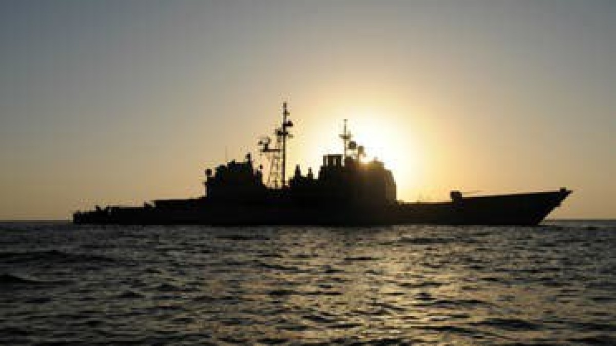خبراء غربيون: دعم الشرعية واستعادة صنعاء أقرب الطرق لردع هجمات الحوثيين على السفن بالبحر الأحمر