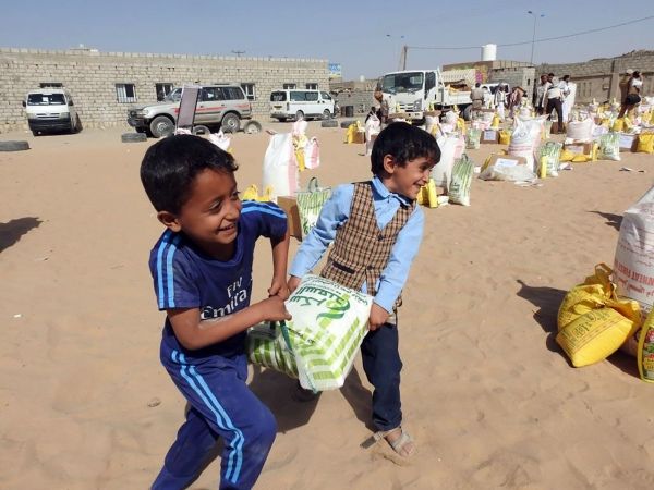 مجلة بريطانية: ميليشيا الحوثي تبتز وكالات الإغاثة في اليمن وتستخدم المساعدات كسلاح 