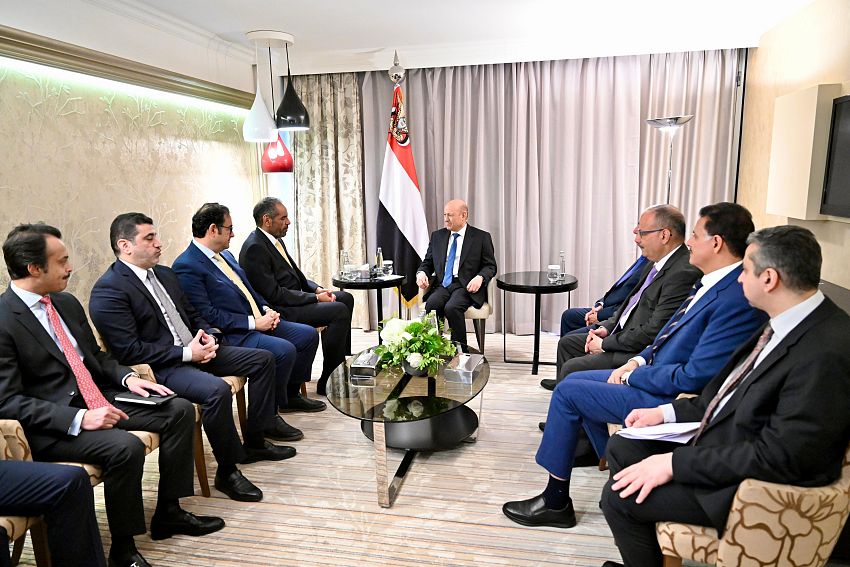 رئيس مجلس القيادة يشيد بالمواقف الكويتية المشرفة إلى جانب الشعب اليمني