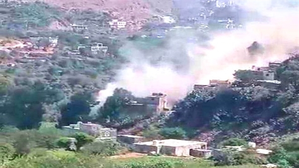 الإرهابيون الحوثيون يواصلون حصارهم لليوم الحادي عشر على التوالي لقرية 