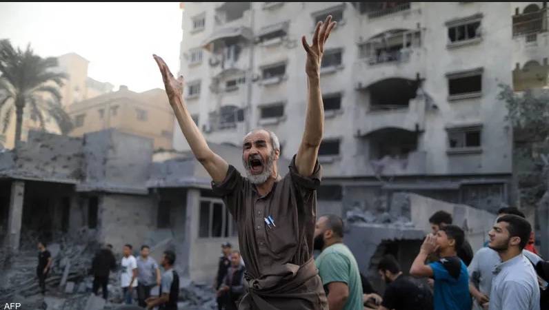 “من سيناديني أبي؟”.. دموع رجل فقد 103 من أقاربه في حرب غزة