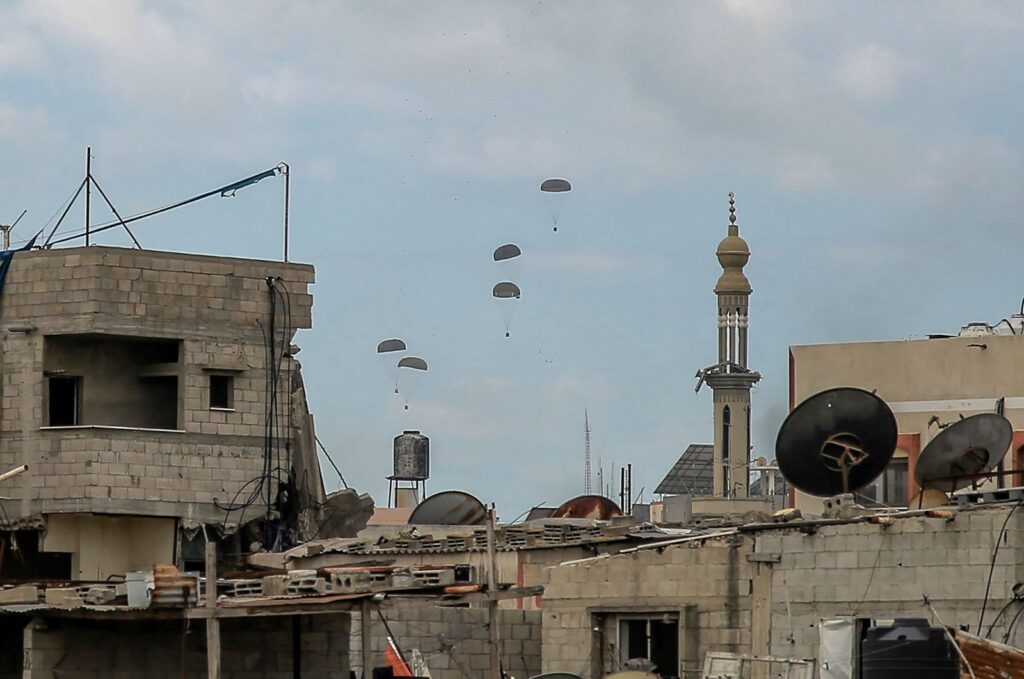 عملية إنزال مساعدات فاشلة تؤدي إلى استشهاد 5 فلسطينيين في غزة