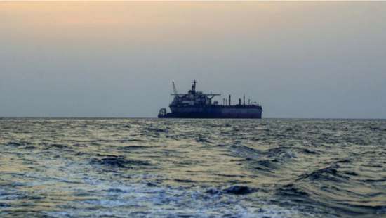 البحرية البريطانية: تضرر سفينة تجارية جراء تعرضها لصاروخ غرب الحديدة