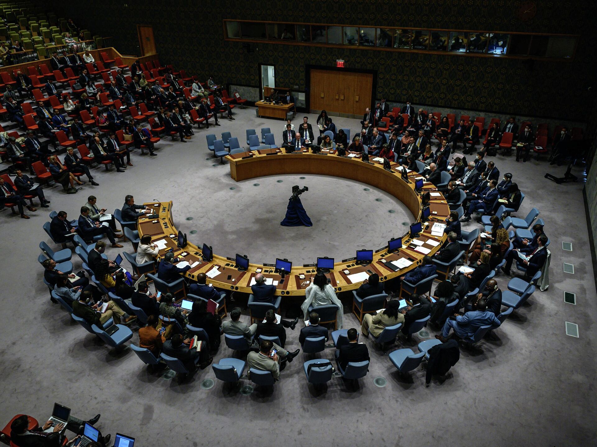 صحيفة بريطانية تتحدث عن انقسامات دبلوماسية في مجلس الأمن بخصوص ضربات الحوثيين